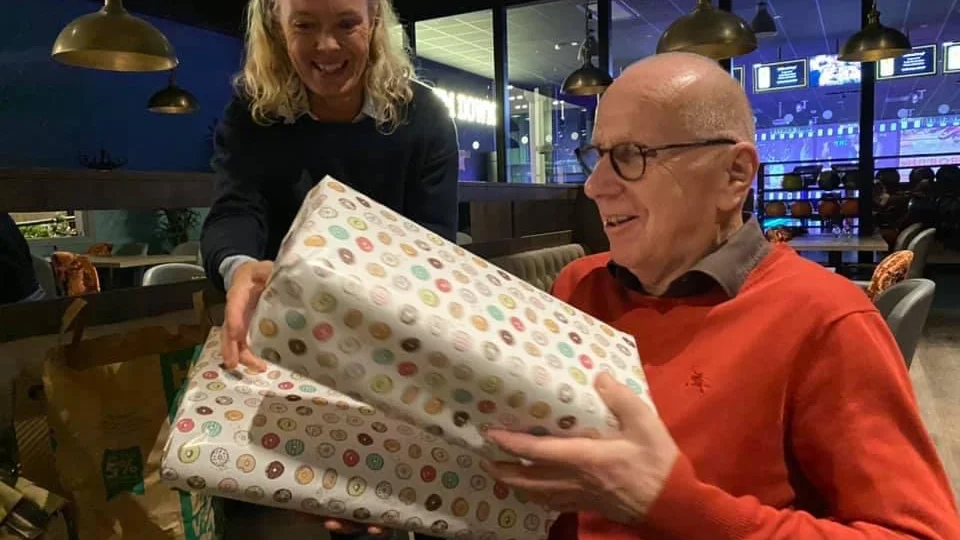 Folkbladets redaktörer Malin Perk och Widar Andersson ses här plocka med julklapparna. 