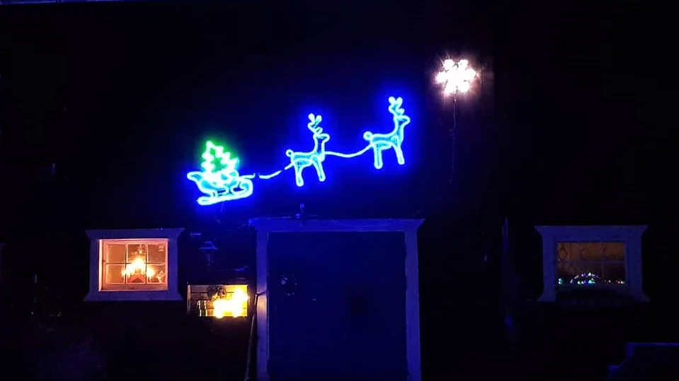 Tomten med sin släde och sina renar sprider julstämning.
