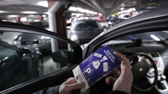"Huvudorsaken till att kommunen avskaffar p-skivan sägs vara att stoppa arbetsplatsparkeringar på dom offentliga parkeringarna. Jag tror det är det digitala samhället som trycker på", skriver insändarskribenten. (Arkivbild)