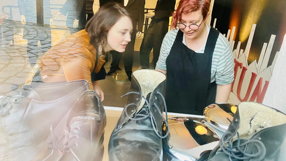Många gående som passerar på kajen intill Eskilstuna stadsmuseum kikar in genom fönstret och följer arbetet med utställningen som ska öppna i vår, berättar Susanna Blomé och Cecilia Bergman.