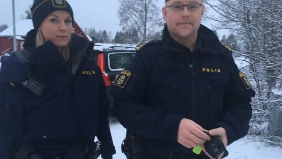På måndagsförmiddagen var 15-16 poliser på plats för att fortsätta sökandet. Stina Rickardsson och Peter Enmark var två av dem.
