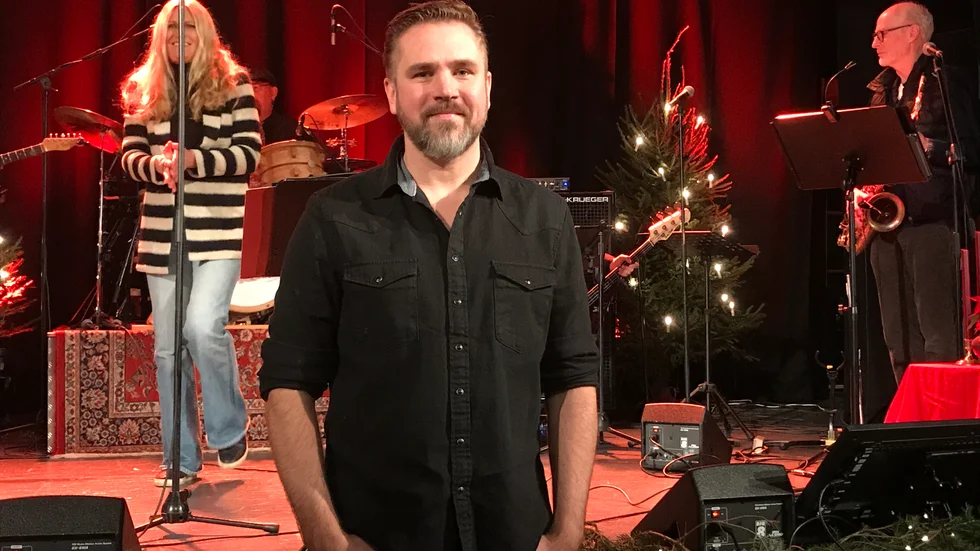 Linus Fagerström håller i "This Christmas" som konferencier och sångare. Programmet stöttas av, bland annat Strängnäs kommun, Föreningen heART, Annas Bageri och Gripsholms Värdshus. 

