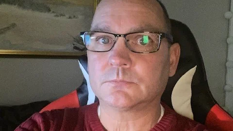 Påståendet att folk tvingas jobba trots förkylningssymptom gör Dan Westring upprörd. "Skulle det ha hänt blir jag rent ut sagt förbannad. Har man symptom ska man självklart stanna hemma."