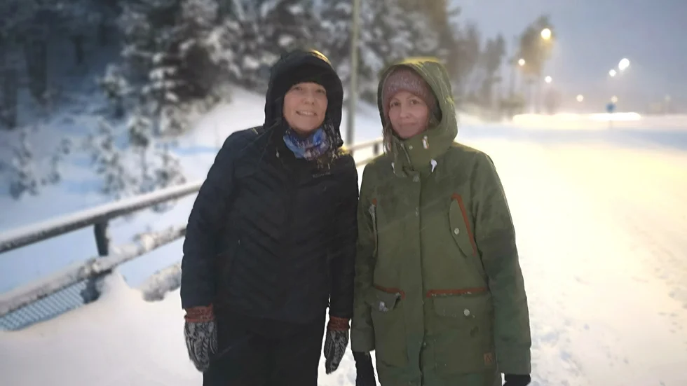 Emma Håkansson och Emma Selberg promenerar i snöovädret. "Det är bra träning", säger de. 