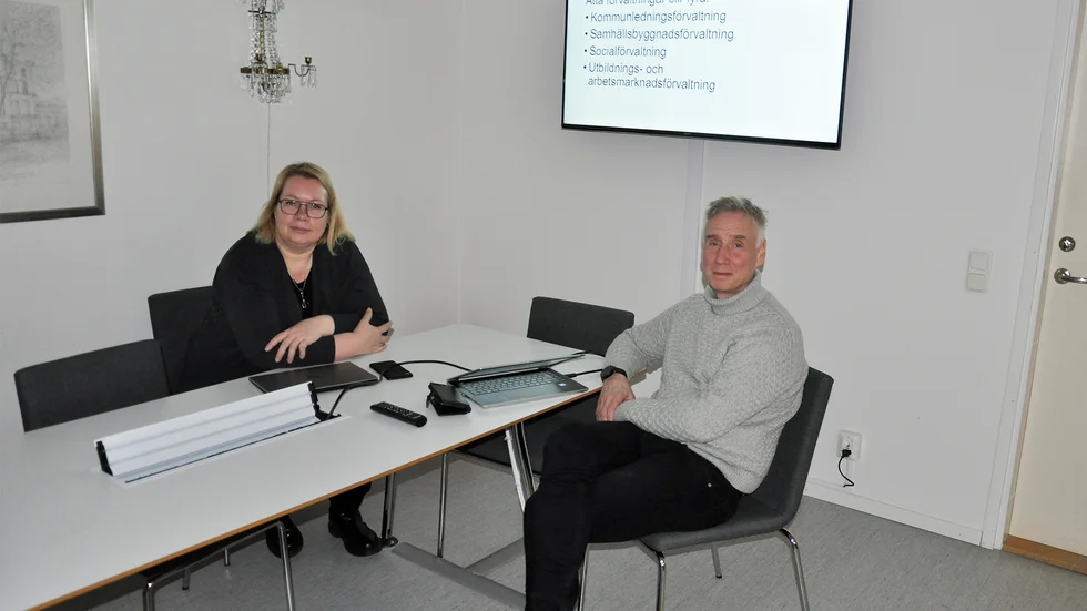  Här i början av omorganisationen som nu sjösätts vid årsskiftet. Kommunchefen Mats Berg och numera vice kommunchef Maria Lundgren, tidigare personalchef, tycker att organisationen blev bra. " Det är bra att vi även fick behålla de tidigare förvaltningscheferna".