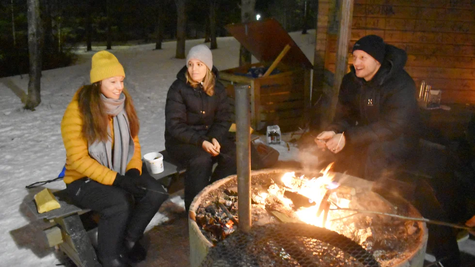 Camilla Sandberg, Karolina Söderström och Per Helmersson trivdes vid elden i Solbacken.  