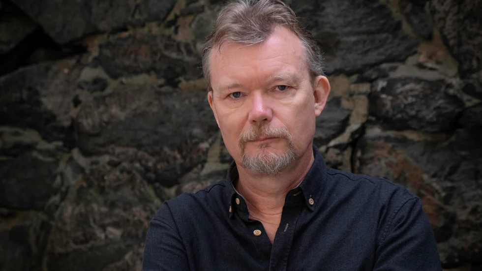Ulf Lindströms "Det nioende livet" är ”en bok man måste lägga ifrån sig för att hämta andan”, skriver Björn G Stenberg.