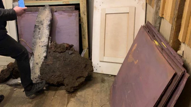 Här gömde männen drygt fyra ton koppar som stulits under hösten från det stora smältverket i Skelleftehamn. Nu åtalas de för grov stöld, som misstänks vara ett beställningsjobb.