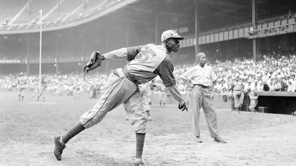 Kansas City Monarchs Leroy Satchel Paige värmer upp inför en match mot New York Cuban Stars i Negro League 1942.