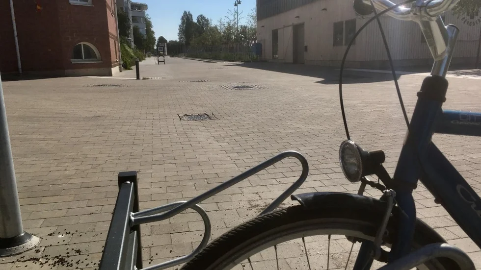 En man blev slagen livlös på Strandgatan i somras. Kompisarna trodde han var död när de larmade SOS.