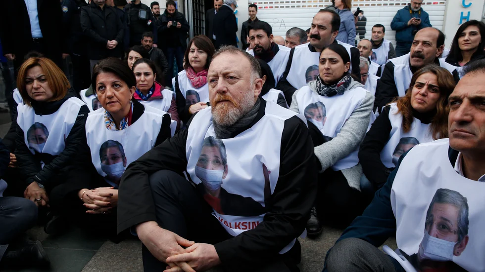 HDP-politiker i Istanbul visar sitt stöd för Leyla Güven under hennes tidigare fängelsestraff. Arkivbild.