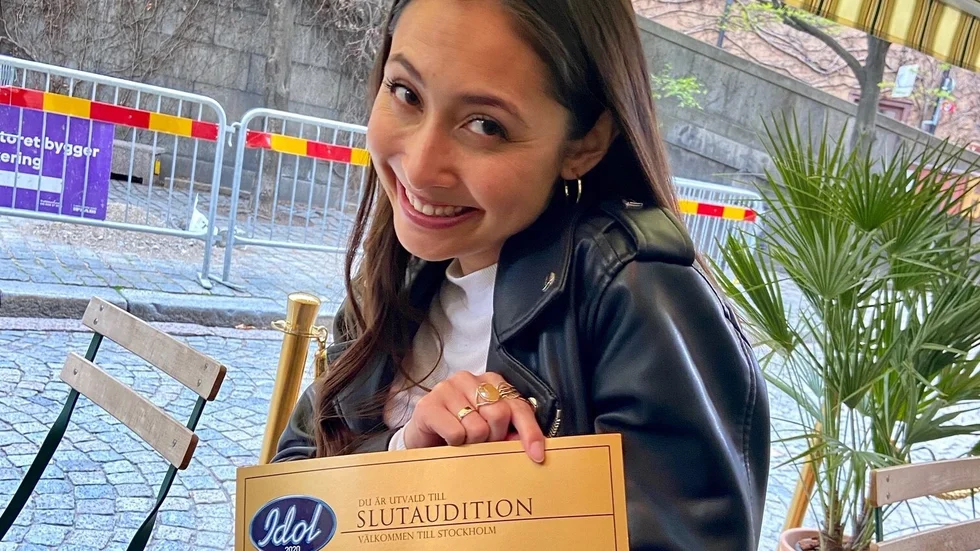 Isabella Ohlsson med sin guldbiljett som tog henne till slutaudition.