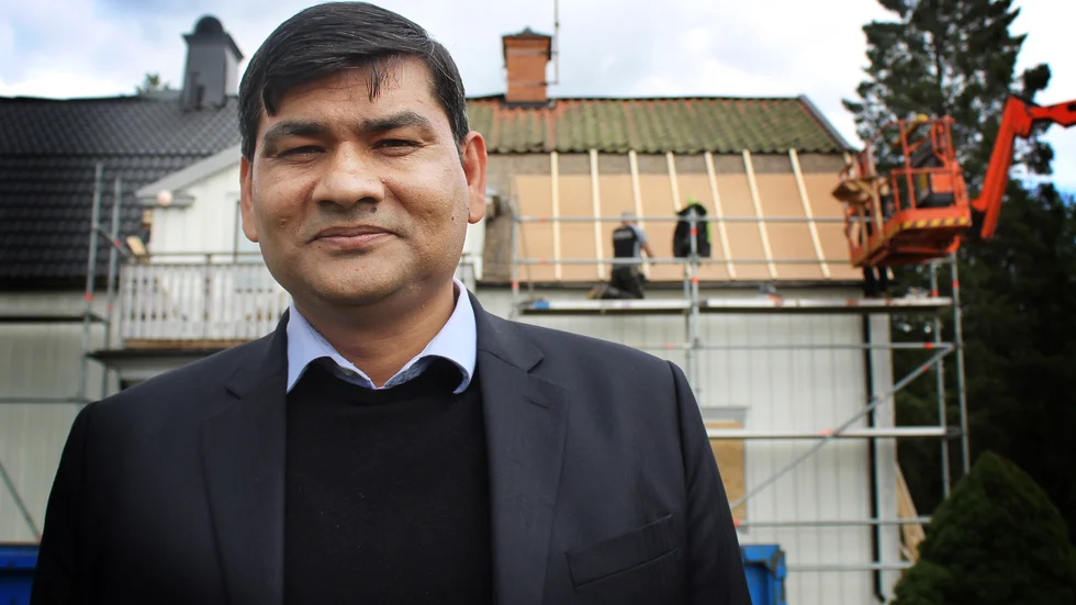 Ashutosh Tiwari hoppas kunna locka tio nya företag till Ulrika. Det gamla värdshuset mittemot butiken är snart färdigrenoverat.