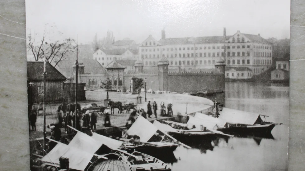 På det här lite suddiga vykortet, ses Refvens grund närmast och gamla kallbadhuset i mitten, som ser ut som en borg.