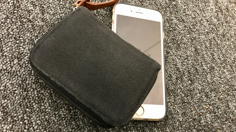 En mobiltelefon glömdes på ett bord, och sedan försvann den. En polisanmälan om stöld är upprättad.
