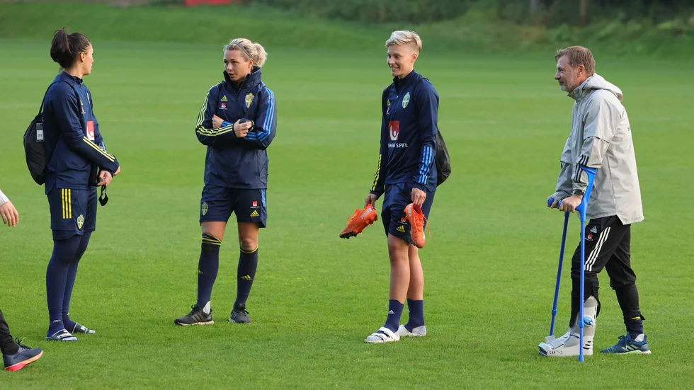 Zecira Musovic, Jennifer Falk, Lina Hurtig och förbundskapten Peter Gerhardsson under fotbollslandslagets träning inför EM-kvalmatchen mot Ungern på torsdag. Antingen Musovic eller Falk kommer att göra tävlingsdebut i landslagssammanhang mot Ungern.