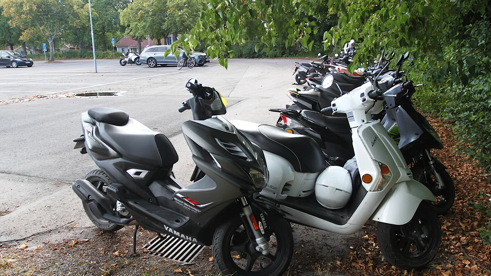 Mopedparkeringen vid Idrottshuset.