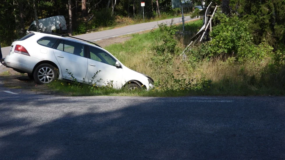 En bil hamnade i diket på länsväg 210 på tisdagsförmiddagen.