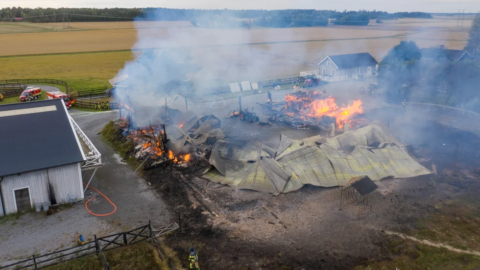 En kraftig brand bröt ut på en hästgård utanför Enköping på fredagen.