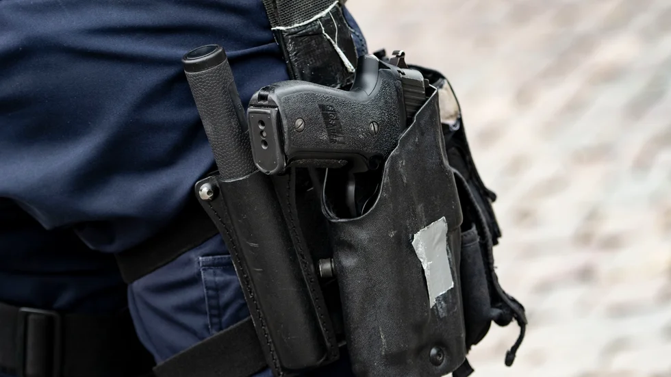En polis som avlossat ett vådaskott får en varning. Arkivbild.