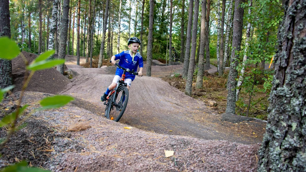 Joel Franzén susar fram i pumptrackbanan.