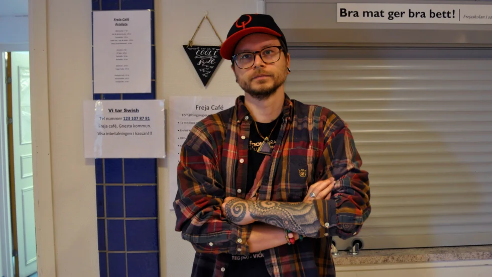 Fredrik Eriksson arbetar på Frejaskolans café och producerar kommunintervjuer.