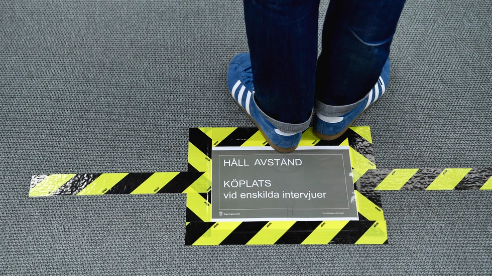 Ingen håller avstånd längre, konstaterar "Uppgiven vårdpersonal".