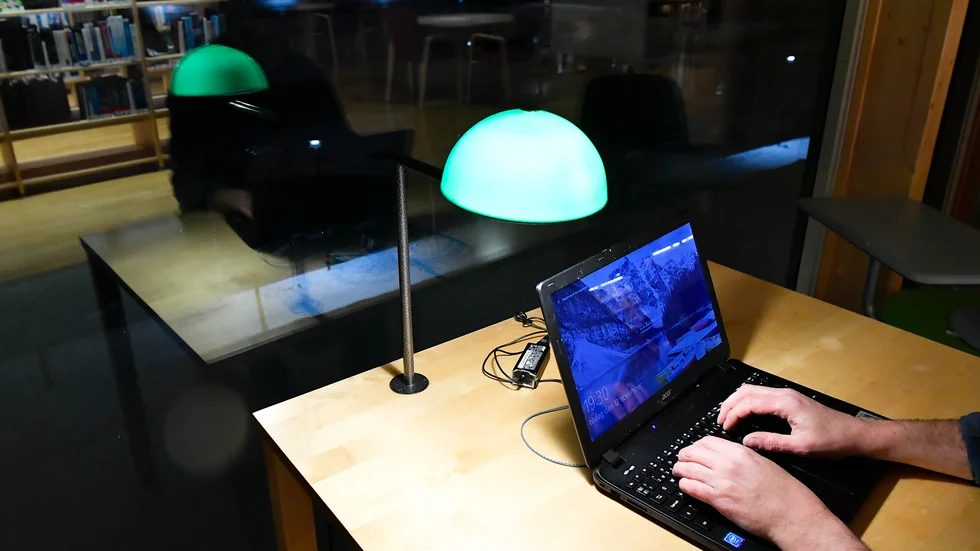 Kvinnan satt och spelade på datorn när internetförbindelsen bröts. Hon hst nu gjort en anmälan om dataintrång.