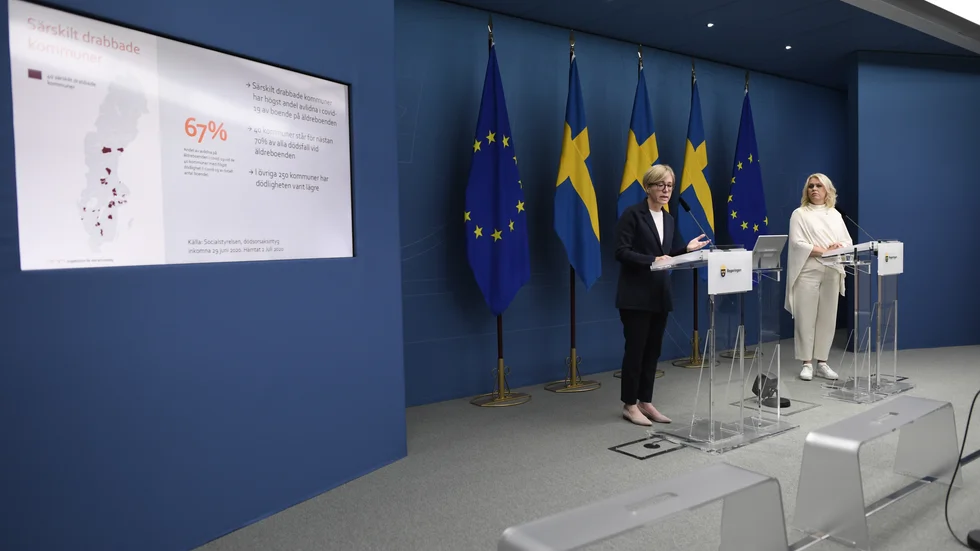 Sofia Wallström, generaldirektör på Inspektionen för vård och omsorg, och socialminister Lena Hallengren på tisdagens presskonferens.