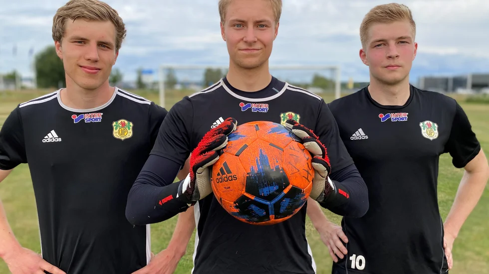Redo för premiär. Jacob Johansson, Gustaf Johansson och Oskar Bergman utgör en viktig del av Vimmerbys defensiv.