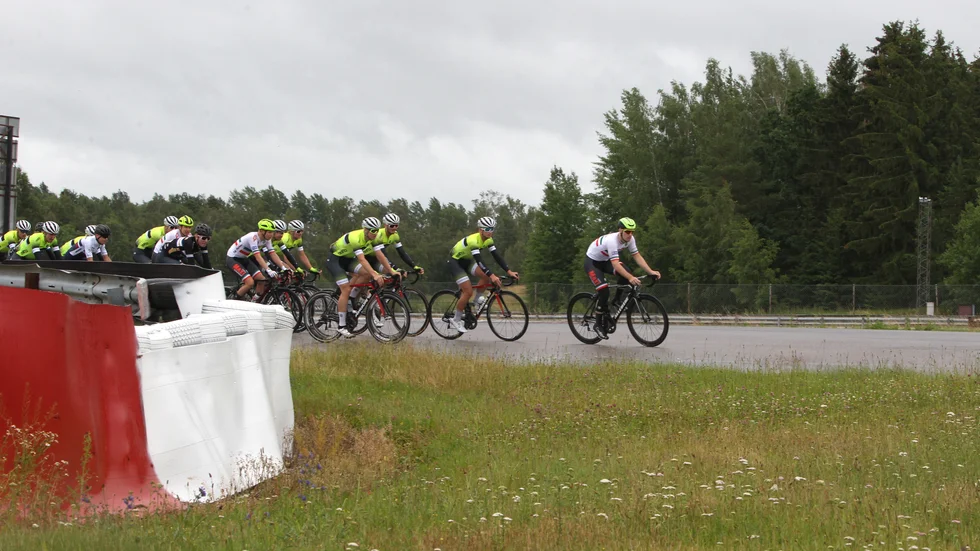 Mantorp Park är van vid att se bilar vina förbi, under söndagen byttes det ut mot elitcyklister. 