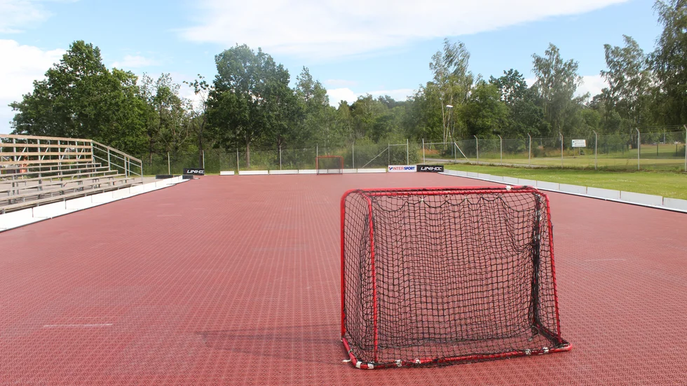 På Bökensved ges det under en dryg månad möjlighet att spela innebandy utomhus.
