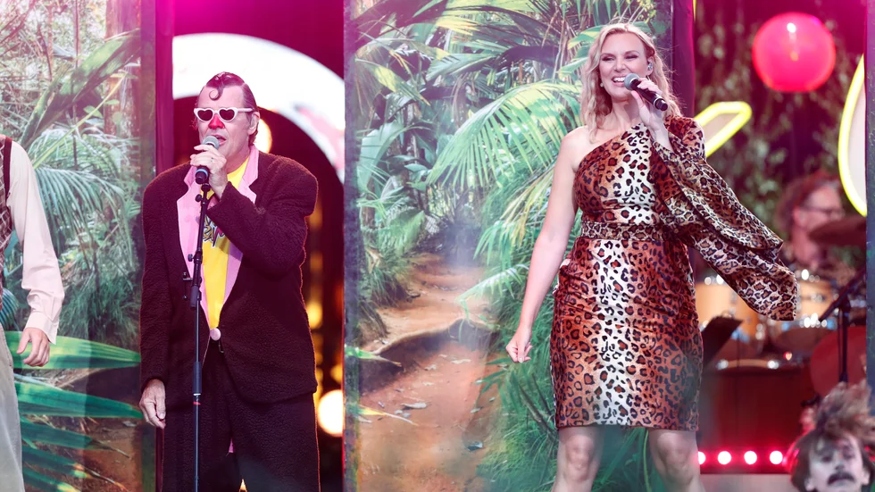 Klasse Möllberg (Banarne) och Sanna Nielsen i en hyllning till nyss 80 år fyllda Lasse Åberg under tisdagens "Allsång på Skansen".