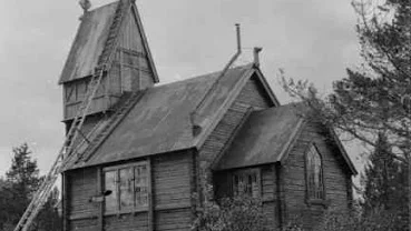 Artur Laestander föddes i Bergnäs 1907, illustrerat av träkapellet som uppfördes 1897. Han döptes inte i kyrkan utan blev nöddöpt i hemmet av fadern. Laestander avled 1979 i Slagnäs. 