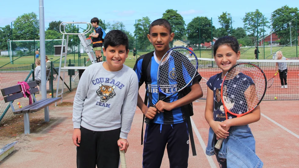 Mofed, Mahmud och Maya gillar alla att spela tennis.