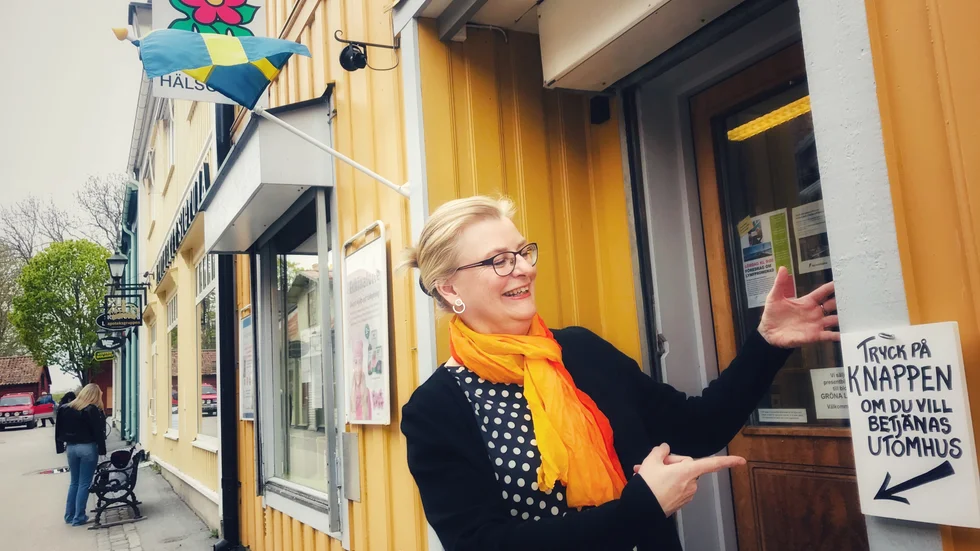 "Människor i riskgrupper väljer antingen hemleverans eller ringer på klockan vi placerat på utsidan av butiken, då hjälper vi dem ute på gatan," säger Barbro Borud, Sigtuna hälsokosts ägare. 