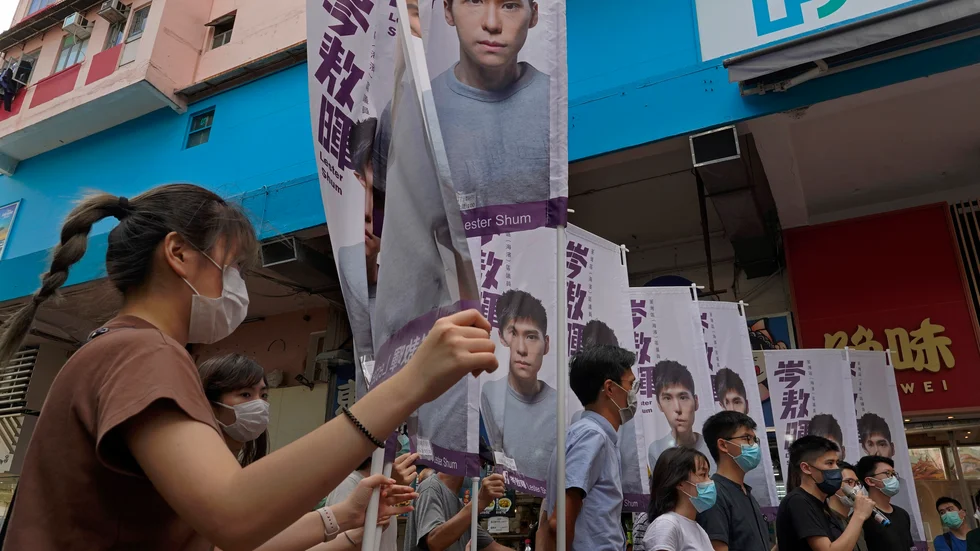 Demonstranter protesterar mot säkerhetslagen i Hongkong.