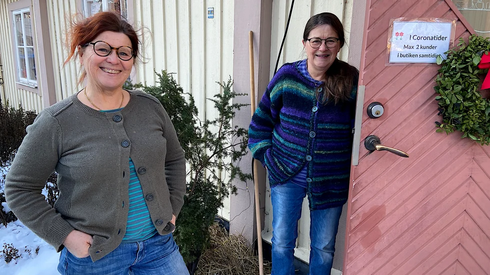 Elisabet Lind och Lena Månsson på Pepparrotsstadens trädgård och hantverk funderar om de kan fortsätta tillåta två i butiken eller om de måste minska till en kund.