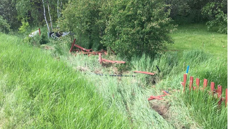 Färden med motorcykel tog slut när männen körde av vägen och sedan in i ett staket.