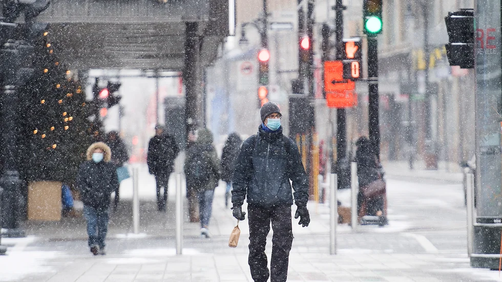 Folk på gatan i Montréal, den största staden i provinsen Québec. Arkivbild.