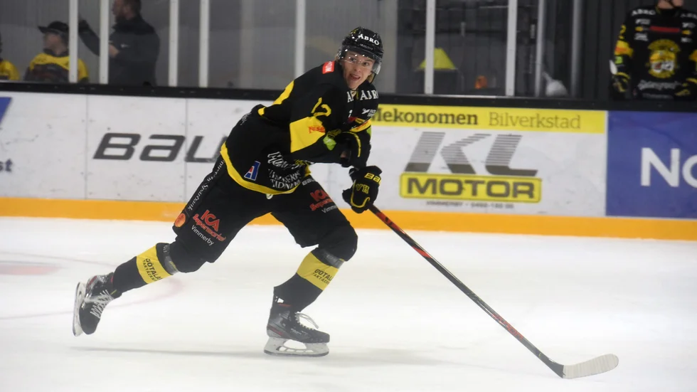Olle Söderlund avgjorde mot Nybro senast. Nu väntar Halmstad på hemmais för honom och Vimmerby Hockey.