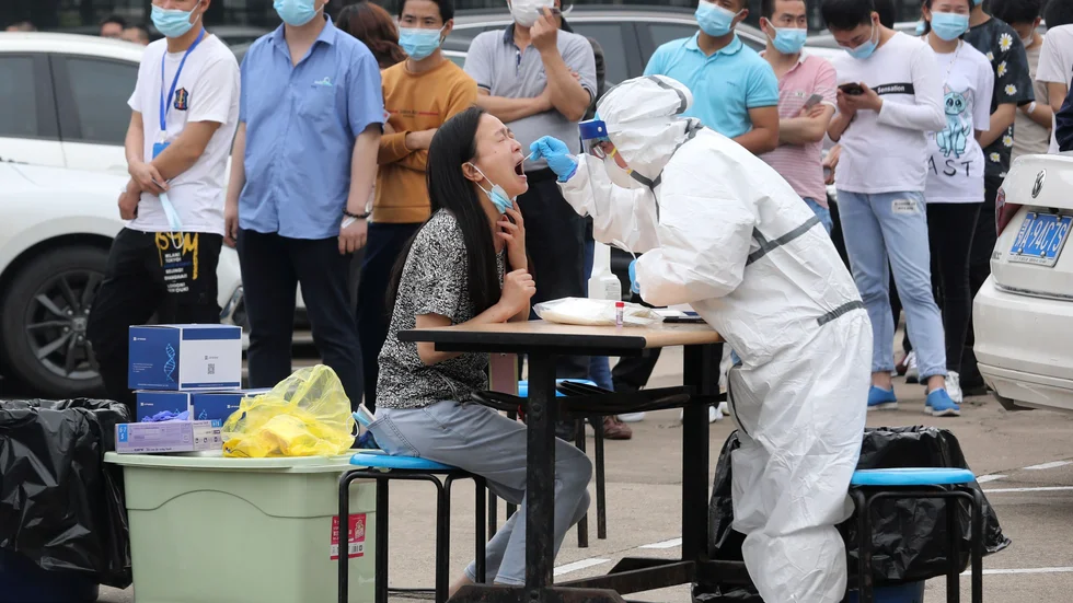 Anställda på en stor fabrik i Wuhan i Kina testas för covid-19, den 15 maj 2020. Det var i Wuhan coronaviruset upptäcktes i slutet av 2019.