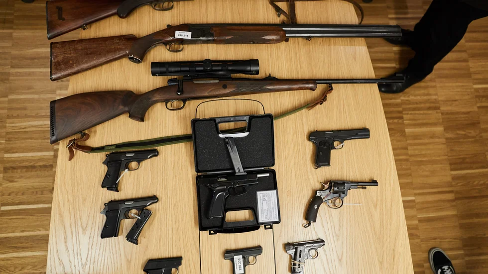 Några av de vapen som lämnades in i Malmö under den senaste tre månader långa vapenamnestin. Arkivbild.