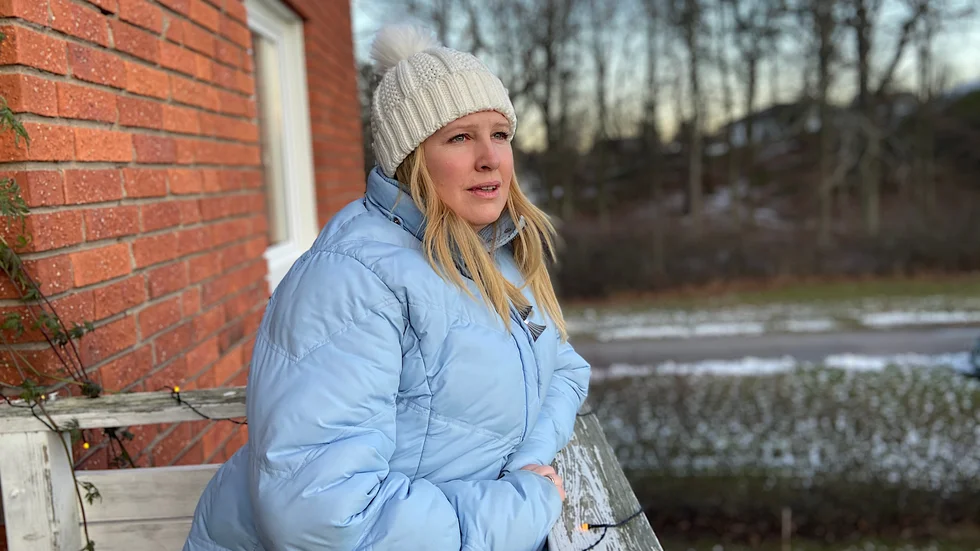Här på balkongen har Melinda tillbringat mycket tid under sin sjukdomsperiod. "Efter ett bakslag kan jag få stanna och vila två gånger i trappan upp i huset" säger hon.