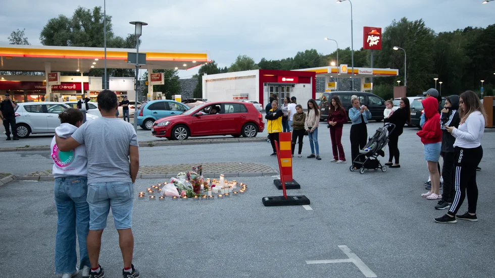 Blommor och ljus på platsen där en tolvårig flicka skottskadades vid en bensinmack i Norsborg i Botkyrka, söder om Stockholm i augusti 2020. Flickan avled senare på sjukhus.