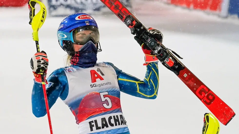 Mikaela Shiffrin jublar över segern i Flachau.