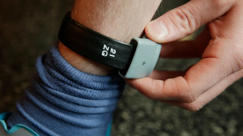Intensivövervakning med elektronisk kontroll, IÖV, innebär att en dömd person avtjänar sitt straff i sin bostad. 