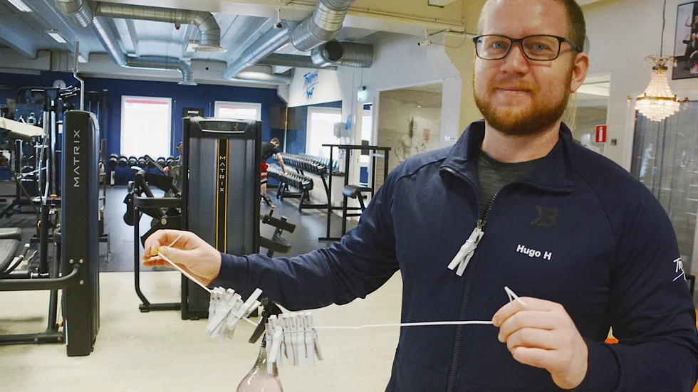 Hugo Hammer, instruktör och personlig tränare på träningshuset oi Vimmerby visar den enkla anordning som man använt sen i november för att ha max antal personer i varje rum på gymmet. 