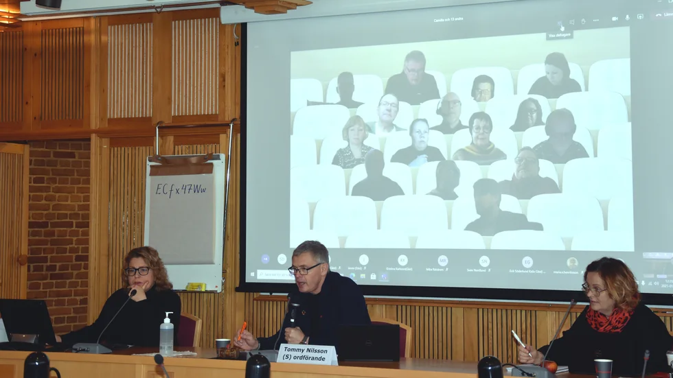 "Ni målar lite fan på väggen nu" säger Tommy Nilsson, adress oppositionen.
Maria Kruuka Olsson och Helena Landström, båda nämndsekreterare, syns också i bild.
Många ledamöter var med på distans.