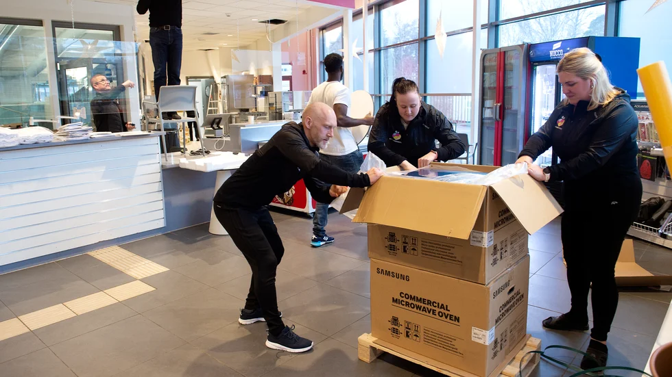 Full fart på badhuset inför öppningen som är på lördag. Verksamhetschefen Jonas Willbeck förbereder inför lördagens öppning med sin personal, Caroline Elfström och Hanna Larsson.